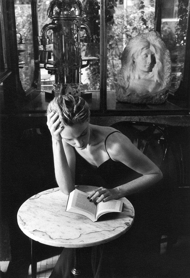 a_reader_in_the_caff_della_pace_in_rome.jpg