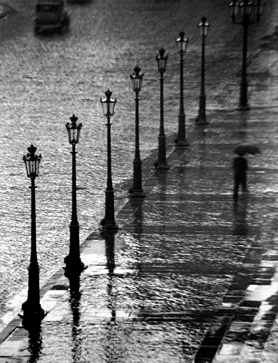 andre_kertesz_place_gambetta_paris_1929.jpg