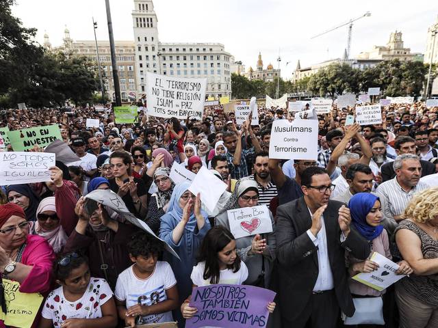 Katalán muzulmánok demonstráltak a terrorizmus ellen a Ramblán