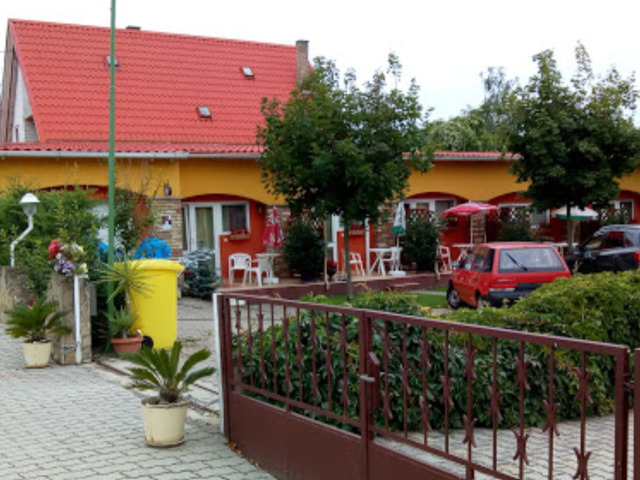 Kukkoló neve: Szieszta Apartmanház, Balatonboglár