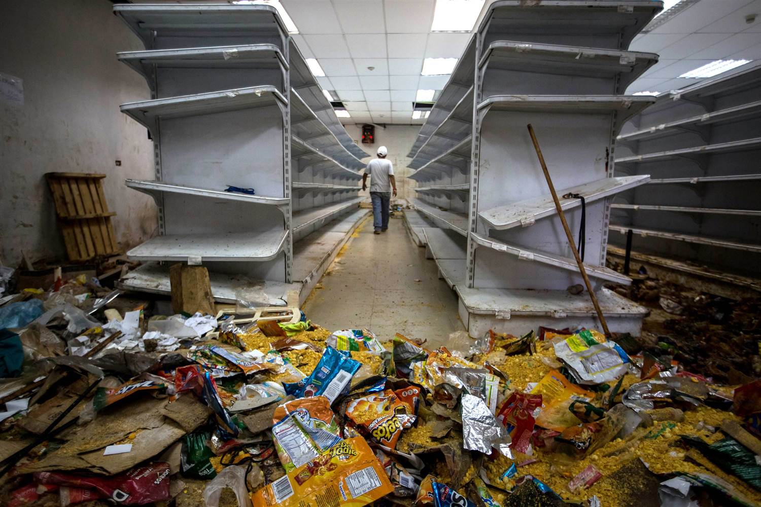 170105-venezuela-looting-412p-rs_3b8396146ae62a32a0ec68fcdc194ac4_nbcnews-ux-2880-1000.jpg