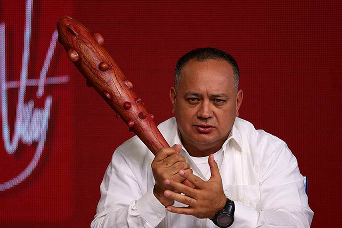 diosdado-cabello-con-el-mazo-dando-destacado.jpg