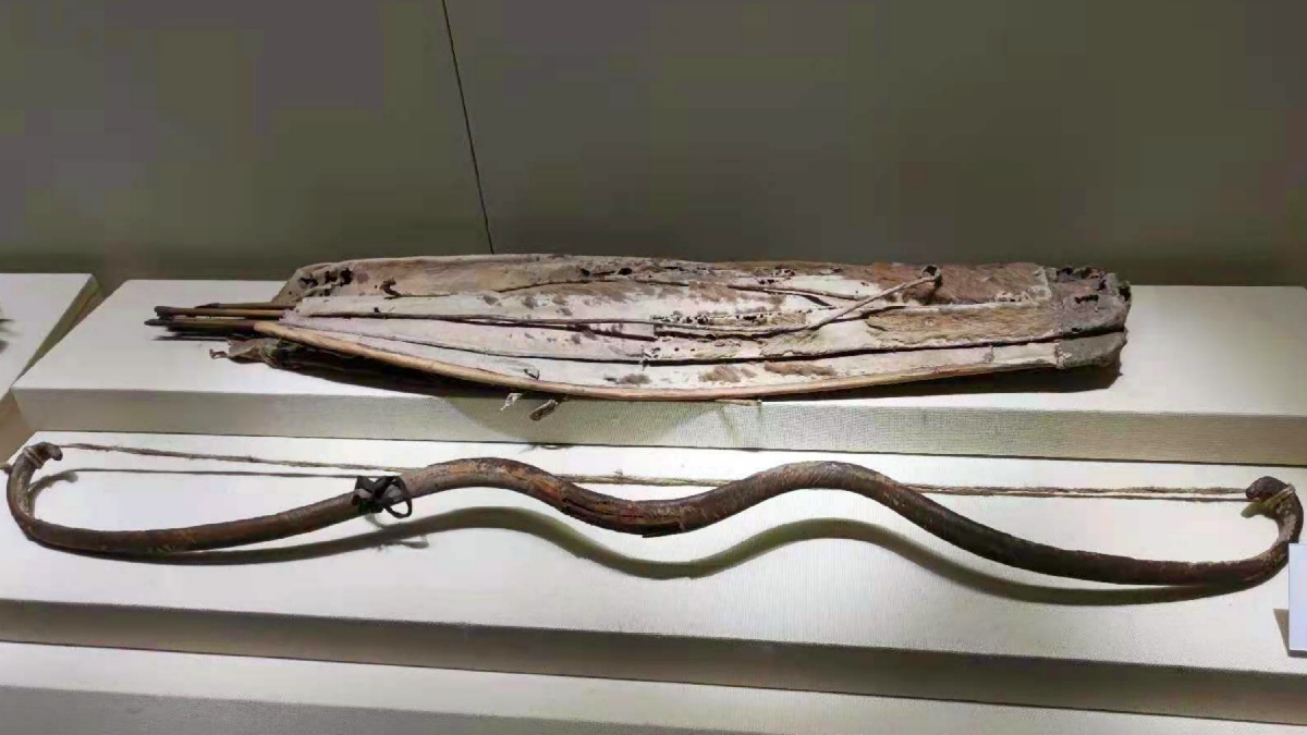 a-2-800-year-old-scythian-style-bow-and-quiver-unearthed-v0-yf0gyb5crvda1.jpg