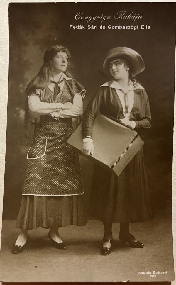 Őnagysága ruhája (Knoblauch, Edward) 1915. október 23. Vígszínház. Fedák Sári mint Anna és Gombaszögi Ella mint Liza. Levelezőlap. Strelisky foto. Jelzet: KA 3671/6 – Színháztörténeti és Zeneműtár Színháztörténeti gyűjtemény