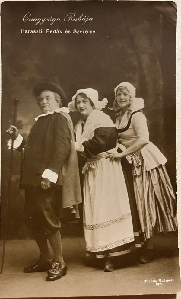 Őnagysága ruhája (Knoblauch, Edward) 1915. október 23. Vígszínház. Szerémy Zoltán mint Mateo Apa, Haraszti Hermin mint Moeder Kaatje és Fedák Sári mint Anna. Levelezőlap. Strelisky foto. Jelzet: KA 3671/14 – Színháztörténeti és Zeneműtár Színháztörténeti gyűjtemény