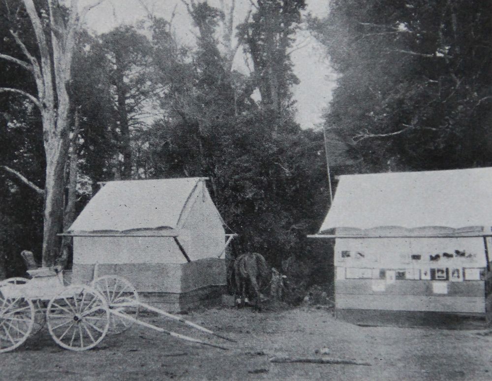 Az újonnan épülő város borbélyüzlete és udvari fényképésze. In: Vojnich Oszkár: A Csendes-óceán szigetvilága. Úti jegyzetek, Budapest, Pallas, 1908, 951. – Törzsgyűjtemény https://nektar.oszk.hu/hu/manifestation/1537024