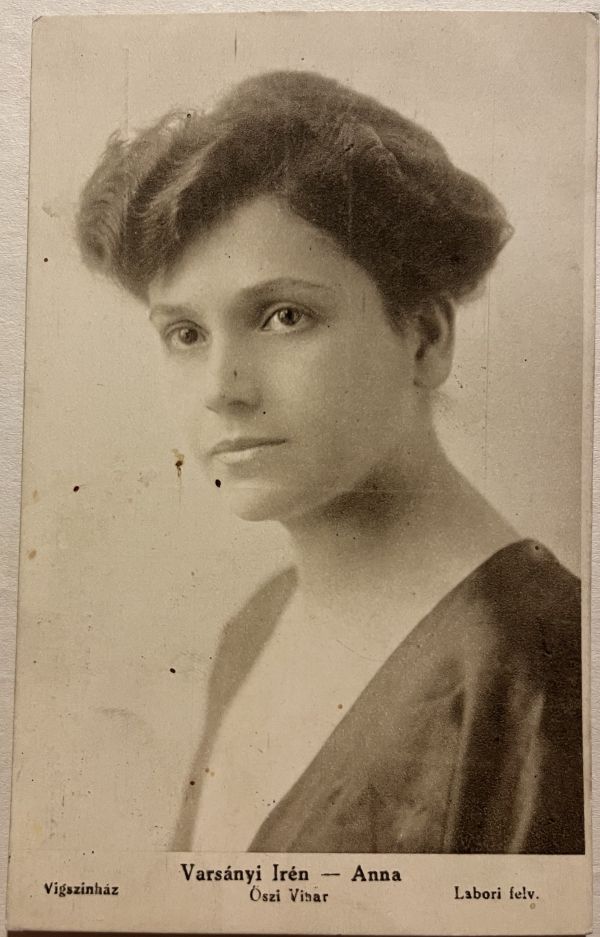 Jób Dániel: Őszi vihar, bem.: Vígszínház, 1918. január 19. Varsányi Irén mint Anna. Levelezőlap. Labori foto. Jelzet: KA 4007/2 – Színháztörténeti és Zeneműtár Színháztörténeti gyűjtemény