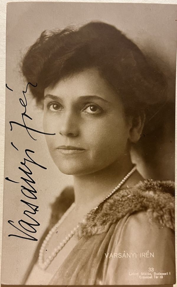 Jób Dániel: Őszi vihar, bem.: Vígszínház, 1918. január 19., Varsányi Irén mint Anna. Levelezőlap. Labori foto. Varsányi Irén aláírásával. Jelzet: KA 4007/30 – Színháztörténeti és Zeneműtár Színháztörténeti gyűjtemény