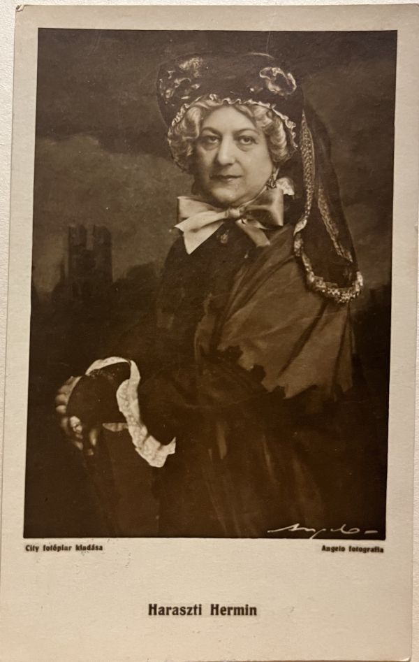 Jób Dániel: Őszi vihar, bem.: Vígszínház, 1918. január 19., Haraszti Hermin mint Özv. Tabódy Istvánné. Levelezőlap. Angelo foto. Jelzet: KA 5165/6 – Színháztörténeti és Zeneműtár Színháztörténeti gyűjtemény