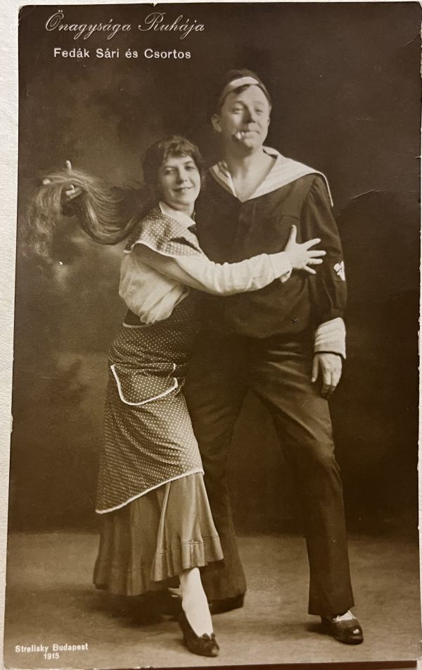 Őnagysága ruhája (Knoblauch, Edward) 1915. október 23. Vígszínház. Fedák Sári mint Anna és Csortos Gyula mint John. Levelezőlap. Strelisky foto. Jelzet: KA 3671/1 – Színháztörténeti és Zeneműtár Színháztörténeti gyűjtemény