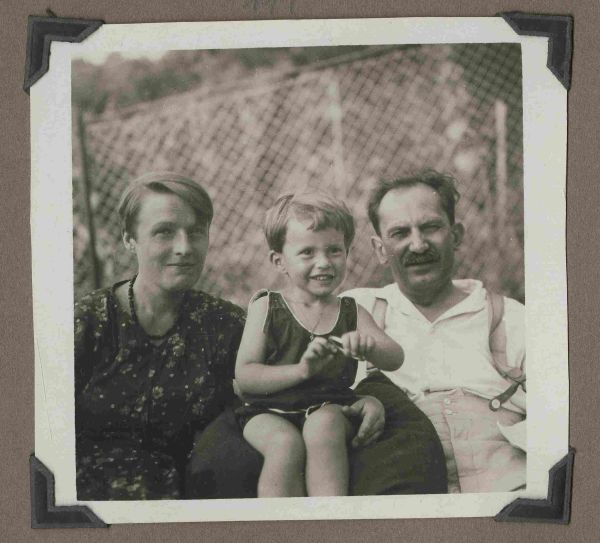 Török Sophie, Babits Mihály és Babits Ildikó 1930 nyarán az esztergomi kertben – Kézirattár: Fond III/2289