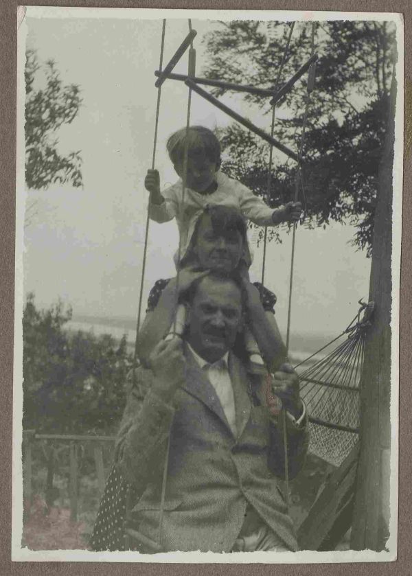 Török Sophie, Babits Mihály és Babits Ildikó 1930 nyarán az esztergomi kertben – Kézirattár: Fond III/2289