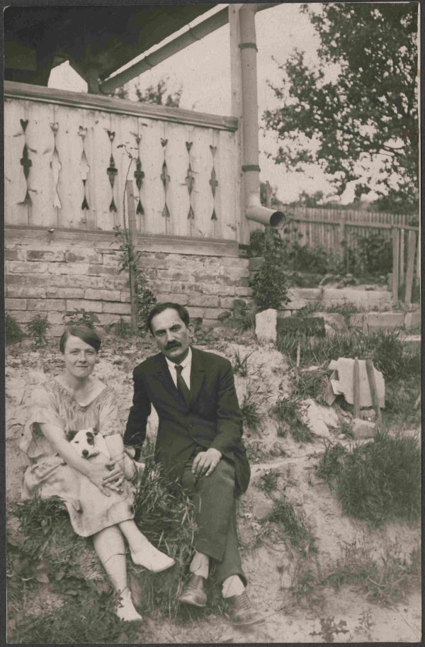 Török Sophie és Babits Ádáz kutyával az esztergomi kertben 1925-ből – Kézirattár: Fond III/2315