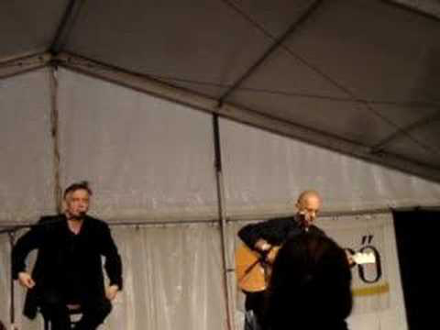 Villon: „Öltözzetek piros ruhába”