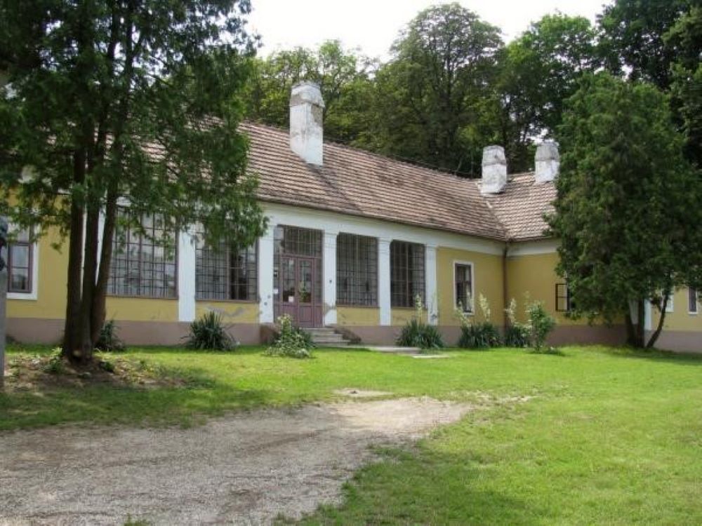 A csesztvei kúria, Magyarország egyetlen Madách-emlékhelye, ahol az író 1844 és 1853 között élt.