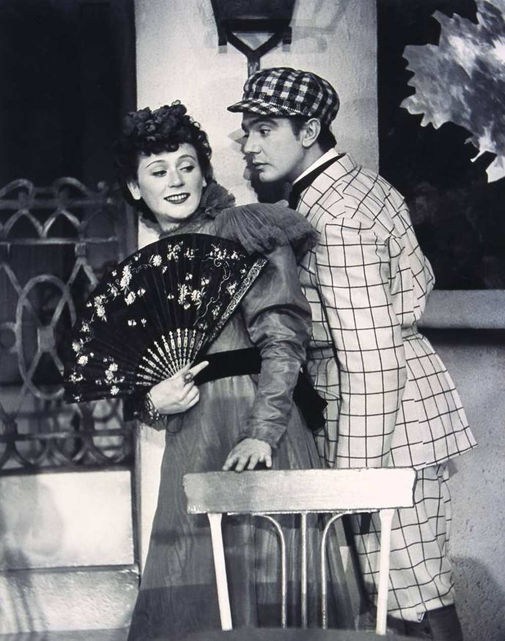 Bánki Zsuzsa és Gábor Miklós G. B. Shaw Szerelmi házasság című színjátékában, Nemzeti Kamaraszínház, 1947. Rendező: Gellért Endre. Ismeretlen fényképész felvétele