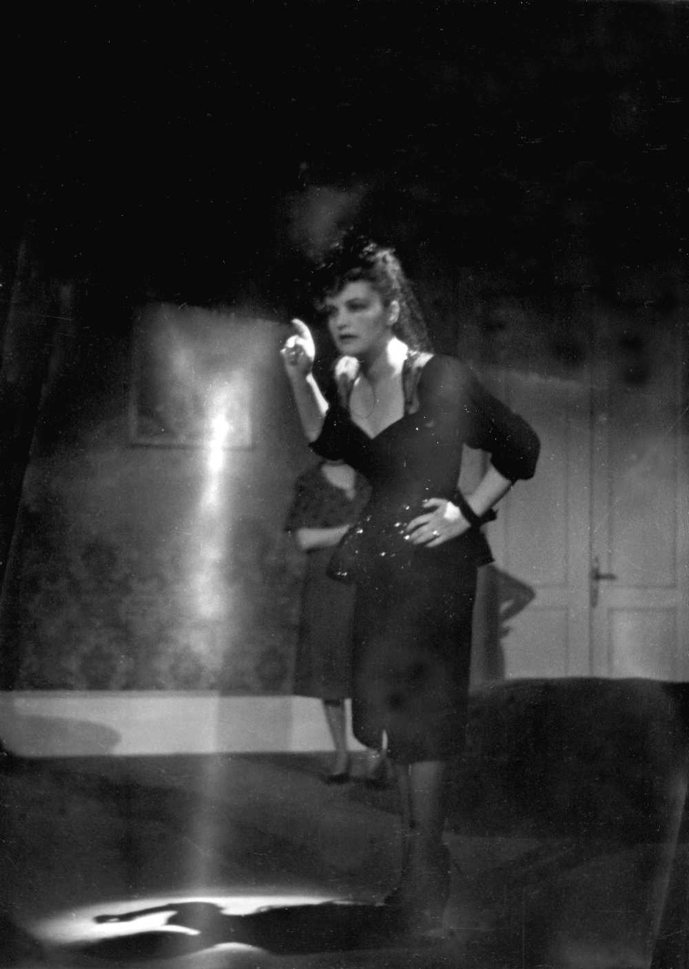 Luigi Pirandello: Hat szerep keres egy szerzőt. Rendezte Hegedűs Tibor. Vígszínház, 1943. május 7. Tolnay Klári mint Mostohalány. Escher Károly felvétele