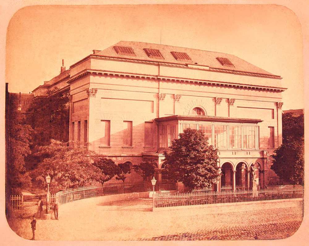 A Nemzeti Színház az első átépítés (1852–1854) után, az 1860-as években. Ismeretlen fényképész felvétele