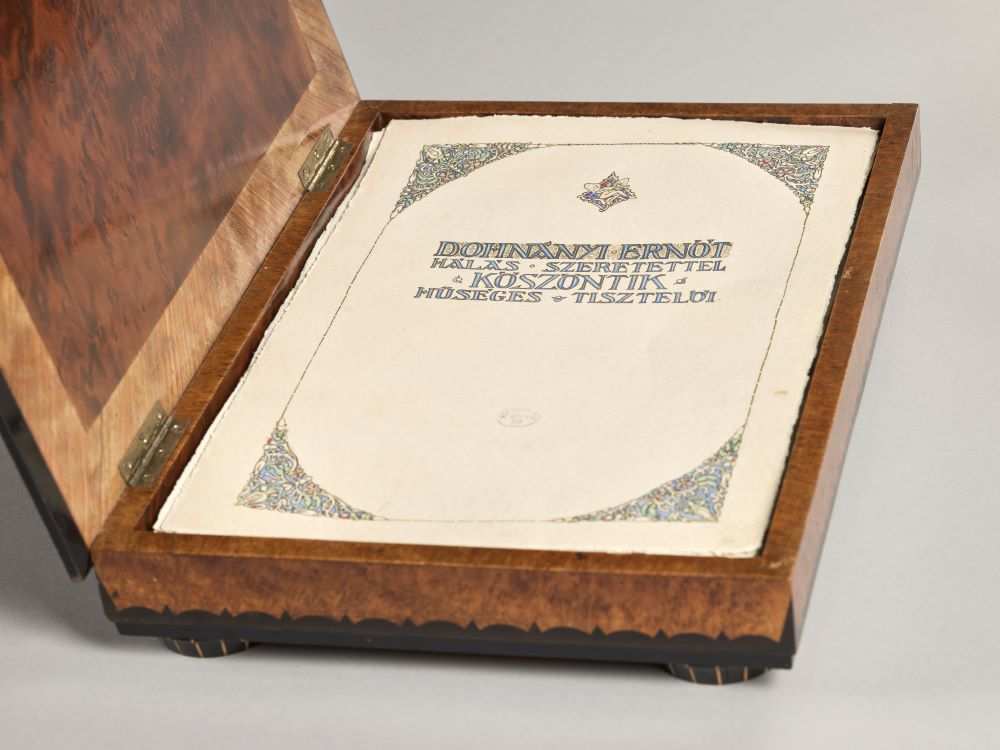 Intarziás díszdoboz köszöntőkkel Dohnányi Ernő művészi pályafutásának 25. évfordulója emlékére (1922) – Zeneműtár, Dohnányi-hagyaték, jelzet nélkül
