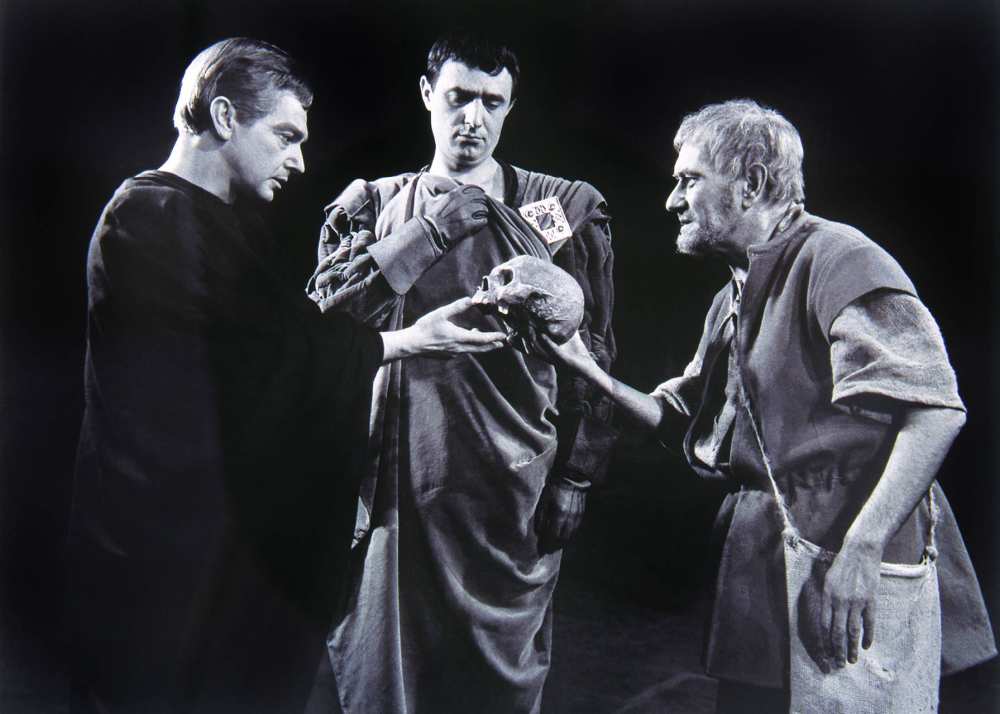 Gábor Miklós, Avar István és Kőmíves Sándor. Hamlet – Madách Színház, 1962. Rendezte Vámos László. Bartal Ferenc felvétele