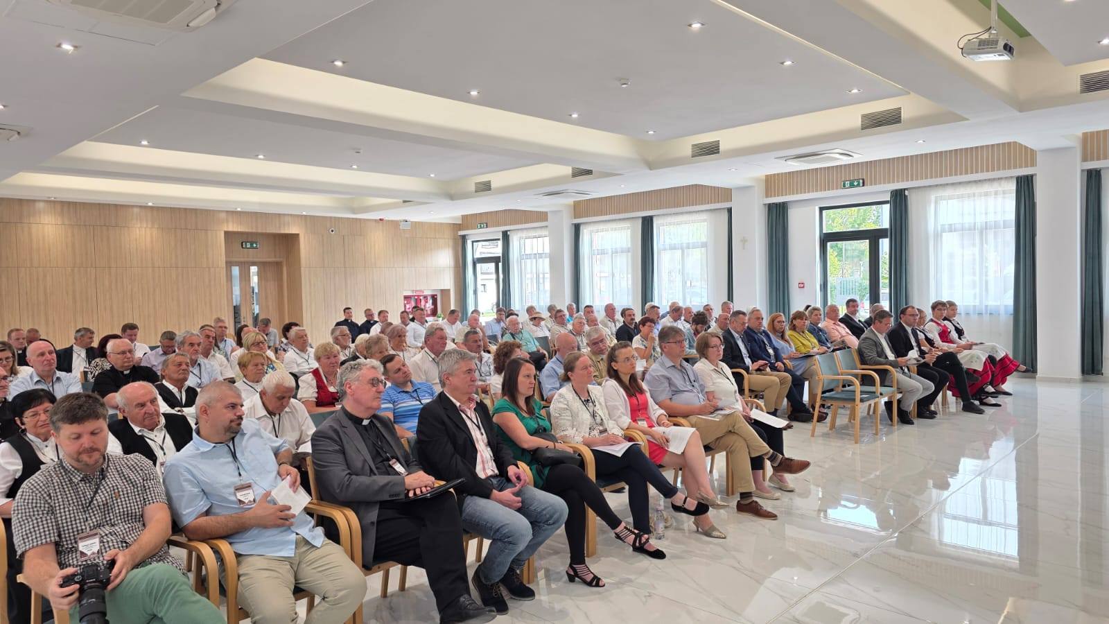 A konferencia hallgatósága. A kép forrása: A Szatmári Római Katolikus Egyházmegye Facebook oldala https://www.facebook.com/photo/?fbid=1174852241351136&set=pcb.1174851398017887