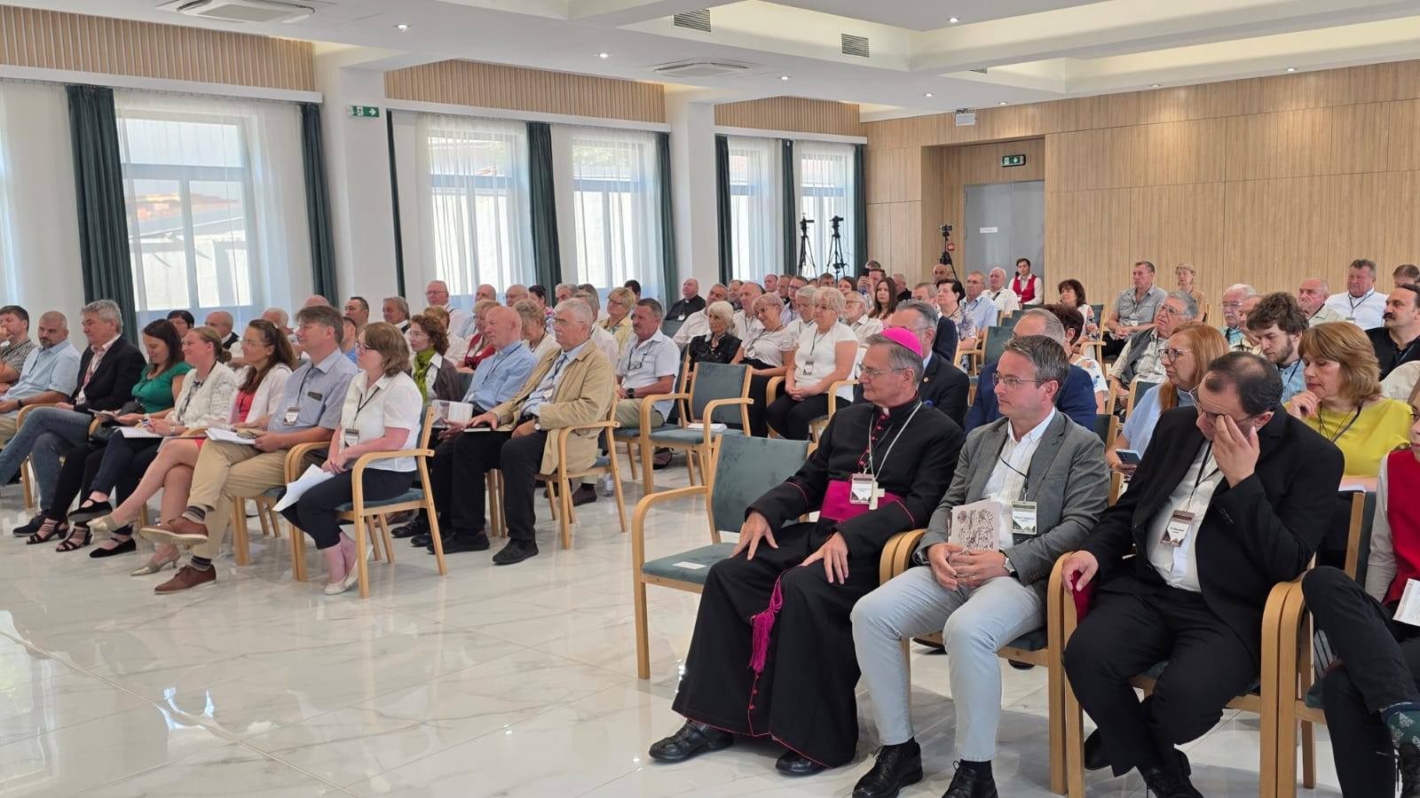 A konferencia hallgatósága. A kép forrása: A Szatmári Római Katolikus Egyházmegye Facebook oldala https://www.facebook.com/photo/?fbid=1174852338017793&set=pcb.1174851398017887