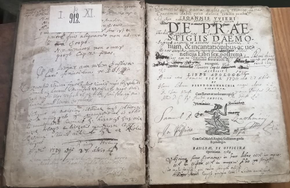 A boszorkányságot tagadó orvosi könyv a Károlyiak által Nagykárolyba telepített piaristák könyvtárában. Wier, Johannes: De praestigiis daemonum [...] libri sex, Basileae [Basel], Ex officina Oporiana, 1586. Ant. 6024 – Régi Nyomtatványok Tára. https://nektar.oszk.hu/hu/manifestation/3789547 A kép forrása: Piarista könyvtár, Nagykároly. Fotó Bárány Zsófia