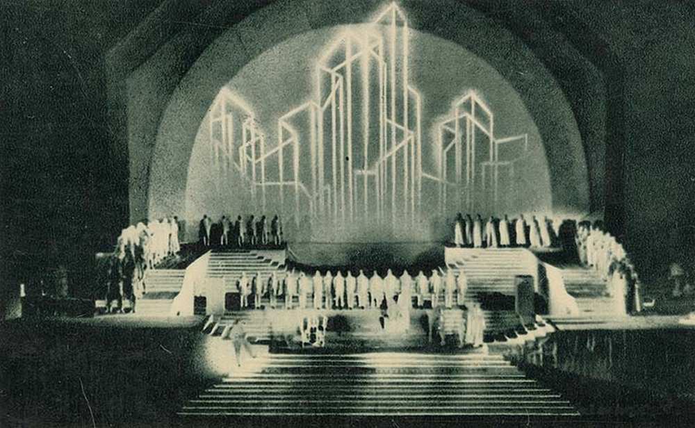 Oláh Gusztáv részben vetített díszlete Az ember tragédiája szegedi szabadtéri bemutatójához, 1934.