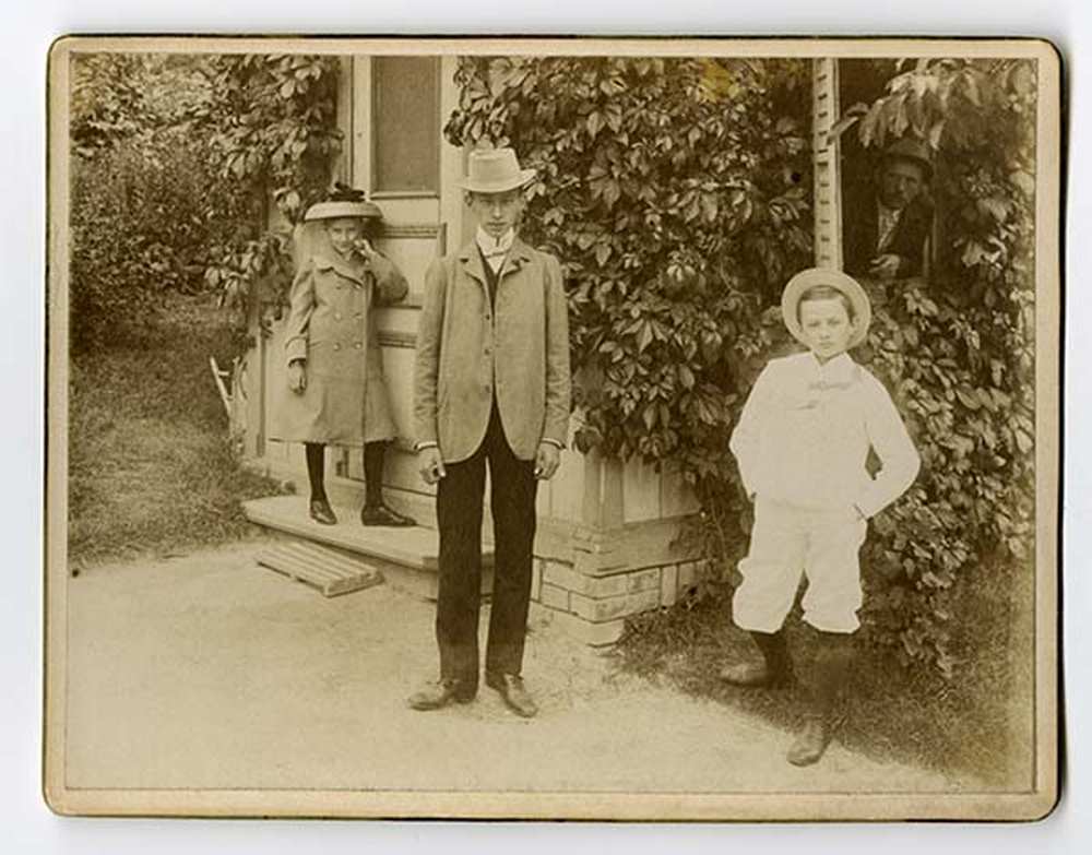 A Schoch gyerekek a kisház épülete előtt. Schoch Frigyes, Budapest, 1904. – Történeti Fénykép- és Videótár, FTA 03223