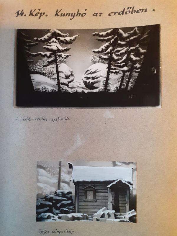 „14. kép. Kunyhó az erdőben.”; „A háttér-vetítés rajzfotója.”; „Teljes színpadkép.” Peer Gynt. Nemzeti Színház, 1941. Album 12 – Színháztörténeti és Zeneműtár színháztörténeti gyűjteménye