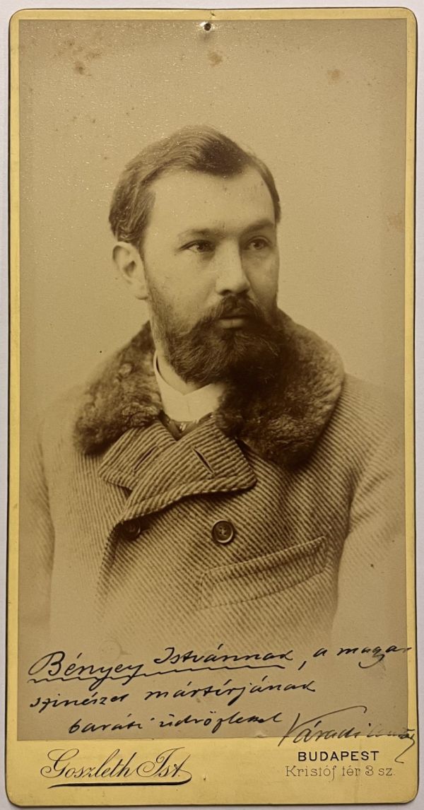 Váradi Antal író, drámaíró, színészpedagógus Bényei Istvánnak dedikált fotója, Goszleth, 1890 k. Jelzet: SZT KB 4956/2 – Színháztörténeti és Zeneműtár, fotógyűjtemény