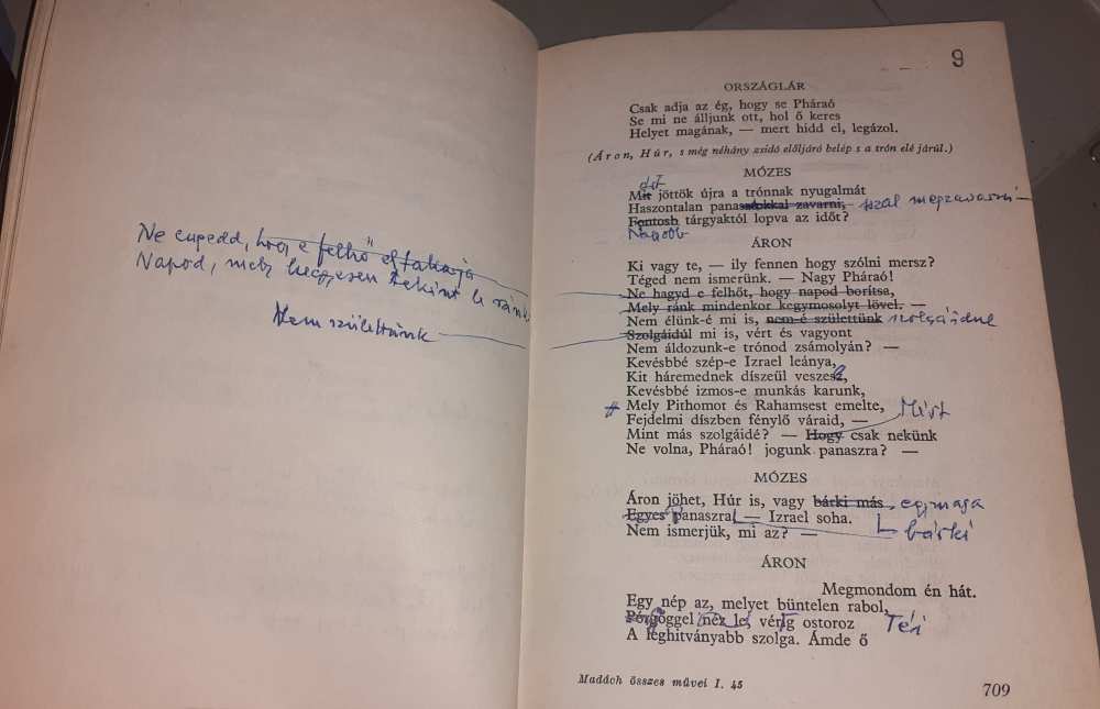 Keresztury sajátkezű bejegyzései, javításai. In: Madách Imre: Mózes. Madách Imre összes művei. 1–2. Sajtó alá rendezte, bevezette és a jegyzeteket írta Halász Gábor, Budapest, Révai, 1942. Jelzet: MM 12.245/1/e. Fol. 10. – Színháztörténeti és Zeneműtár színháztörténeti gyűjtemény&lt;br /&gt;