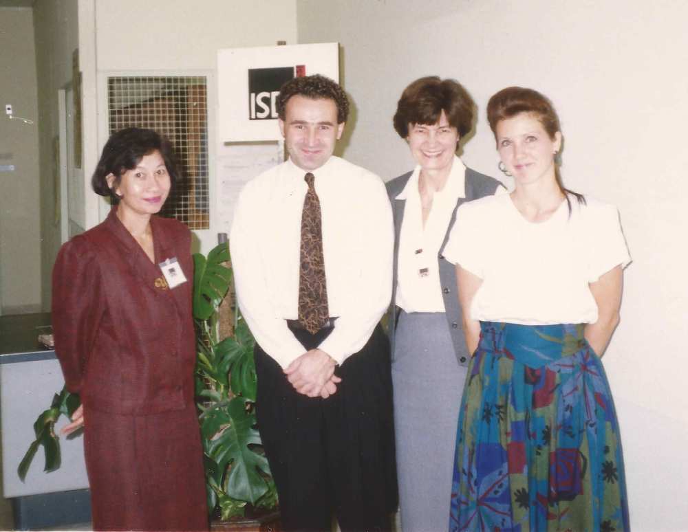 ISSN Directors’ Meeting 1991, Lisszabon. Itt kezdődtek szakmai barátságaim. Középen elődöm és tanítóm Szilvássy Judit, mellette a párizsi ISSN Nemzetközi Központ Bibliográfiai Osztályának vezetője, Alain Roucolle.