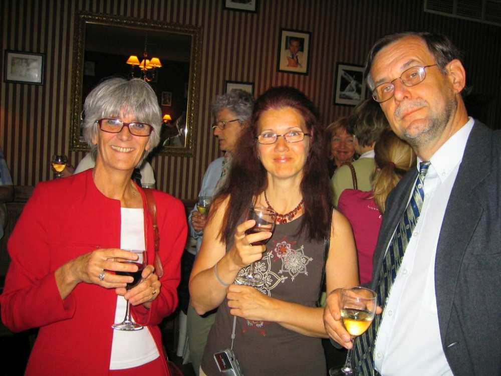 ISSN-tanácskozás Vilniuszban, 2004 októbere. Ünnepélyes fogadás. Françoise Pellé, az ISSN IC igazgatója (1998–2014), Gazdag Tiborné, Jan Bayer, a csehországi ISSN-központ vezetője.