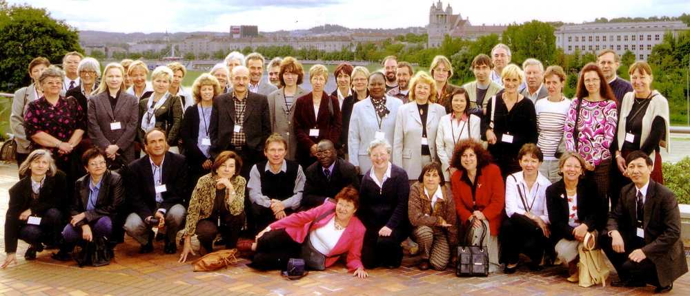 ISSN-tanácskozás Vilniuszban, 2004 októbere. Az évente más-más ország ISSN-központja által rendezett tanácskozásokon a rendkívül színes nemzetközi társaság. egy-egy csoportképre is összeállt.