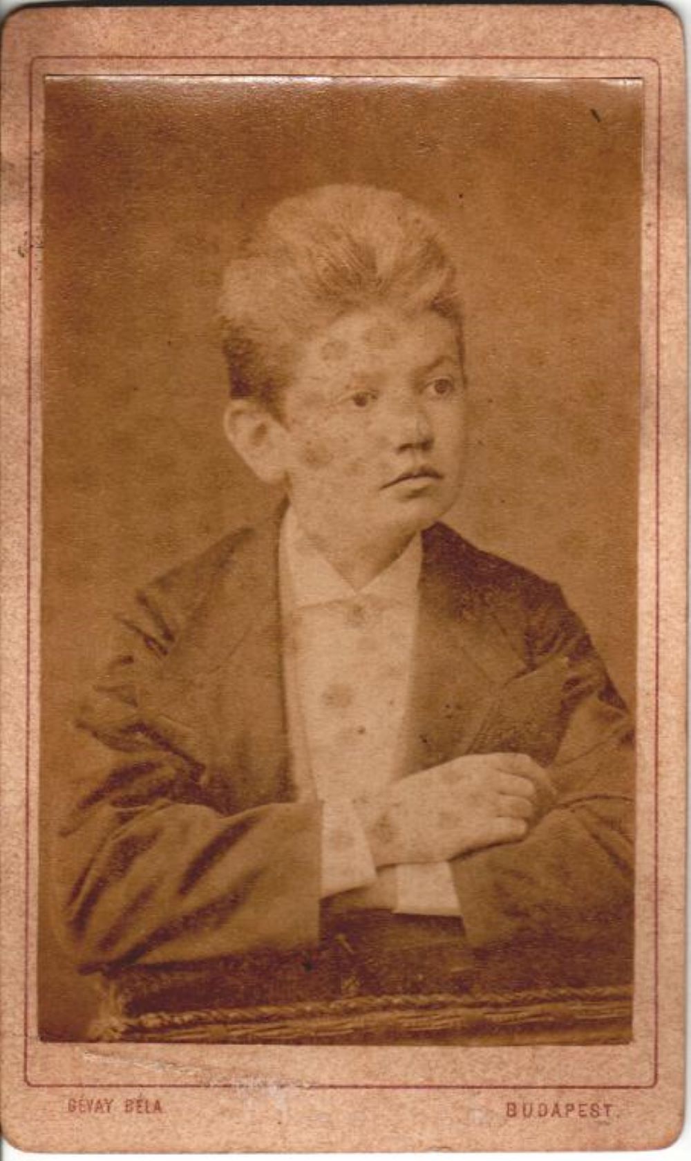 Gévay Béla: Fiatal fiú portréja támaszkodva zakóban fehér ingben. 2005.103.2. – Magángyűjtemény