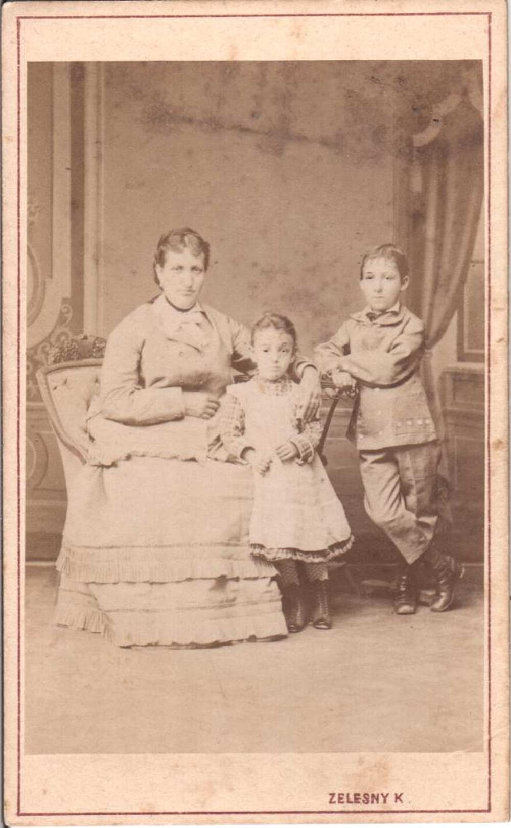 Nő ülő egészalakos portréja mellette áll egy kislány és egy kisgyerek, 1877 után. A kép forrása: Magángyűjtemény