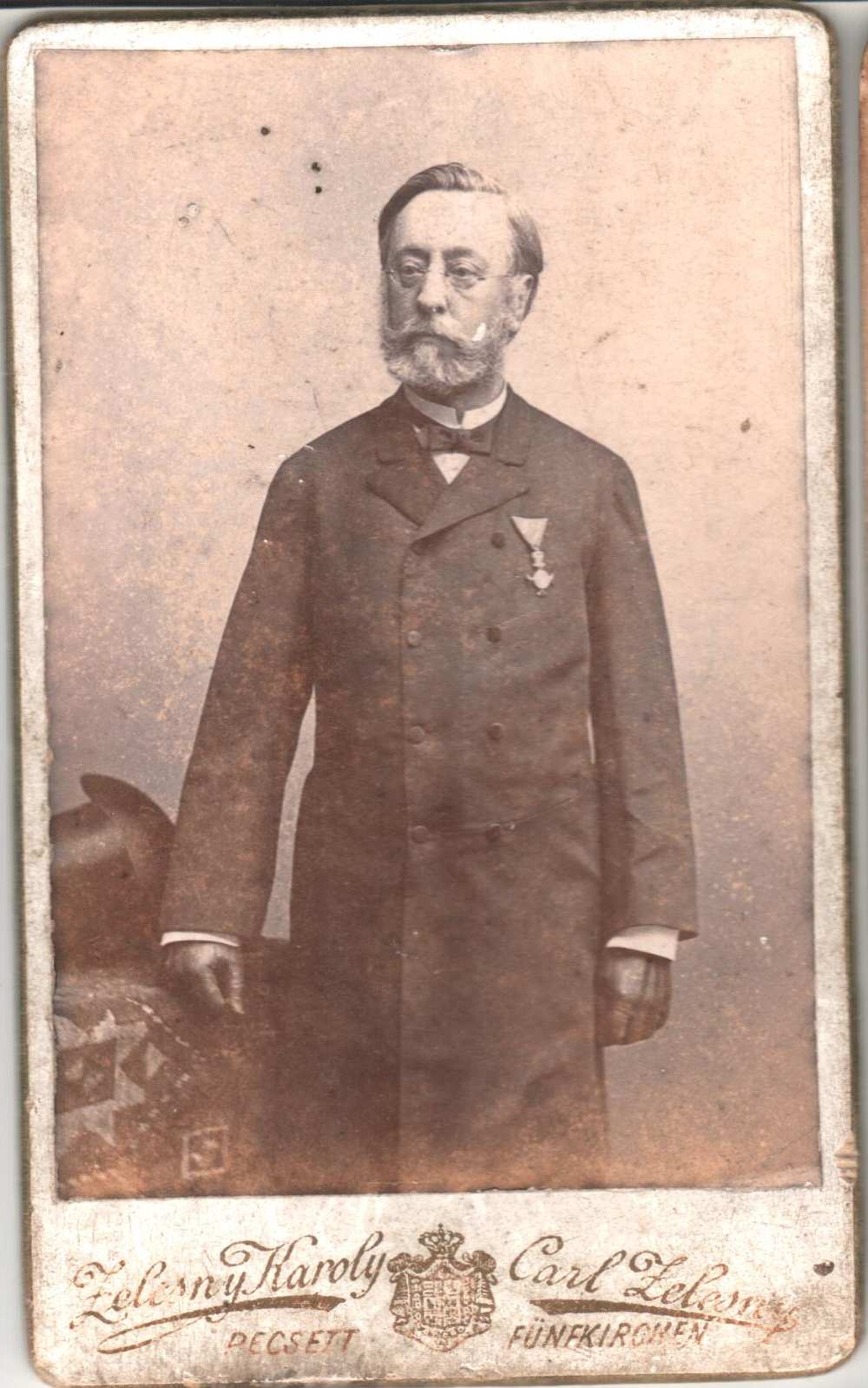 Idősebb szakállas-bajuszos, szemüveges férfi portréja, 1886 után. A kép forrása: Magángyűjtemény