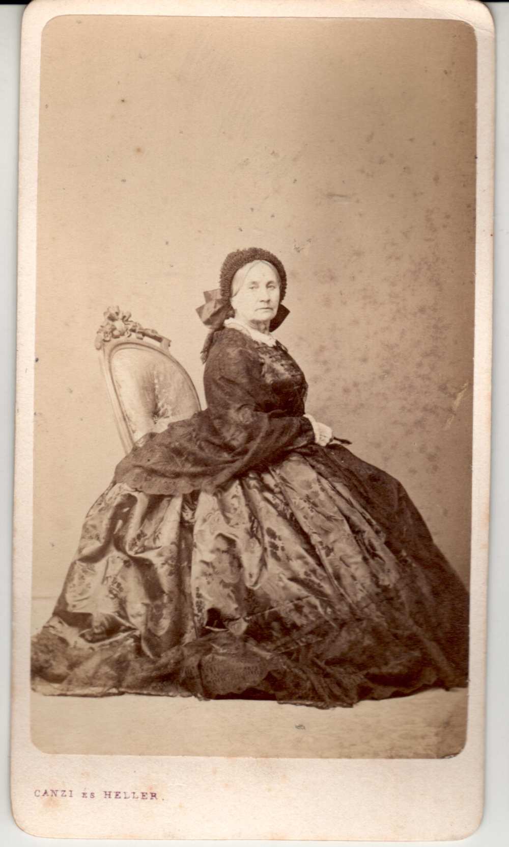 Idősebb ülő női egész alakos portréja – Magángyűjtemény