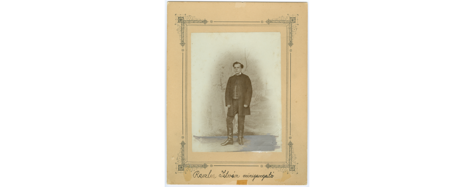 Gondy és Egey: Reszler István (1831–1874) énekes (tenor), színész, színigazgató. Déri Múzeum – Debrecen Reszler István. A kép forrása: Europeana https://www.europeana.eu/hu/item/2048128/546797