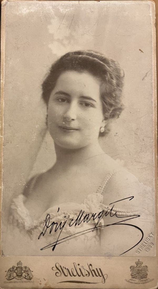 Dóry Margit színésznő, operaénekes. Fotó: Strelisky 1898. Jelzet: SZT KB XV. 49 – Színháztörténeti és Zeneműtár, Színháztörténeti gyűjtemény, fotógyűjtemény