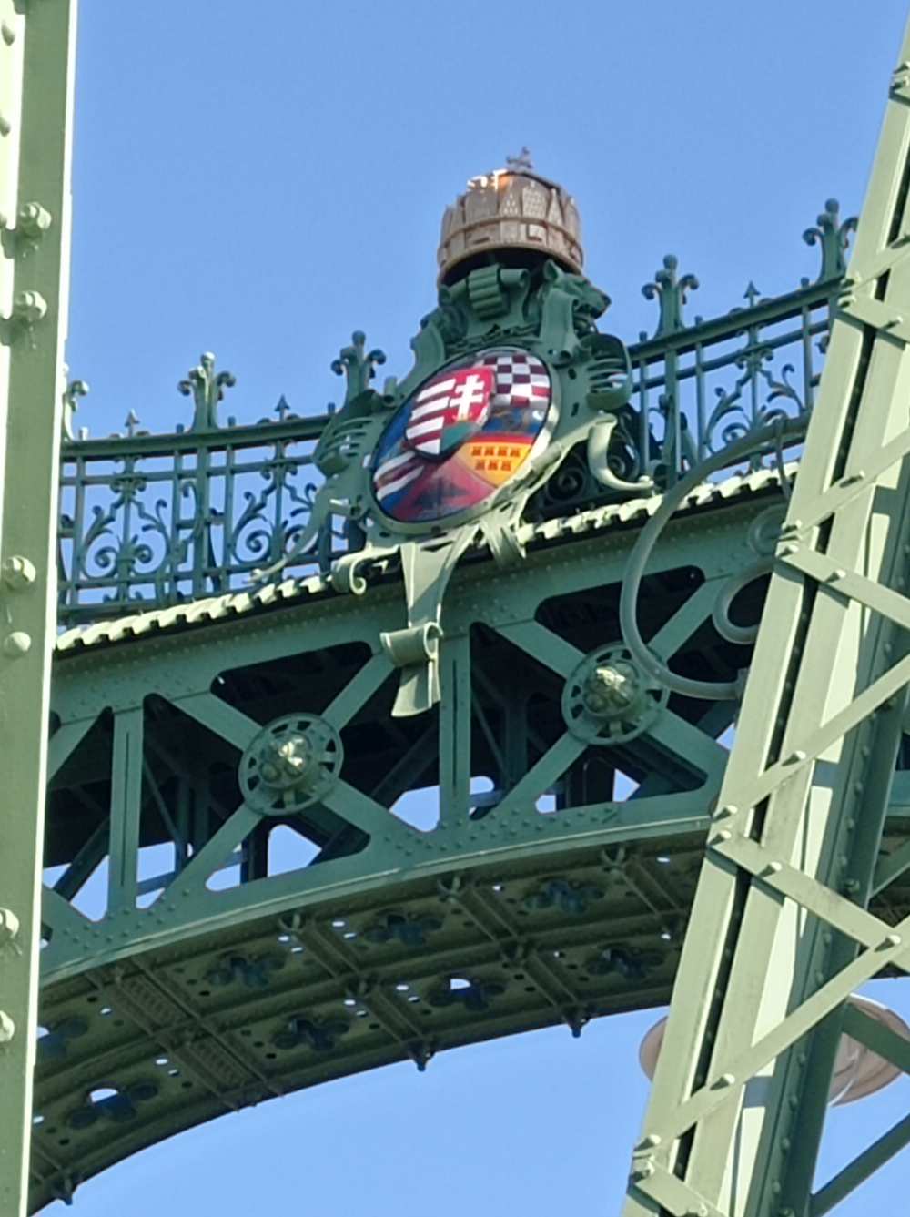 A híd egyik kapuzata a magyar címerrel és a koronával. Fotó: A szerző