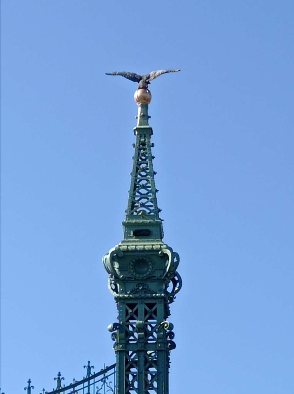 A kapuzat oszlopának tornya az aranygömbbel és a kiterjesztett szárnyú turullal. Fotó: A szerző