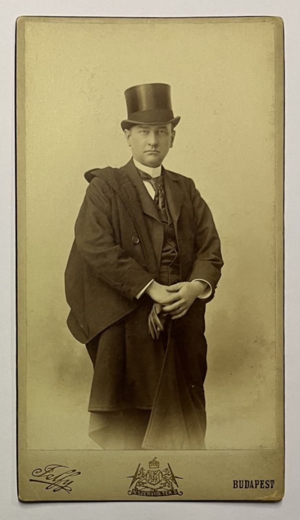 Mátray Betegh Béla fényképe, Jelfy felv., Budapest, 1890-es évek. Jelzet: KB 10.495/6 – Színháztörténeti és Zeneműtár Színháztörténeti gyűjtemény