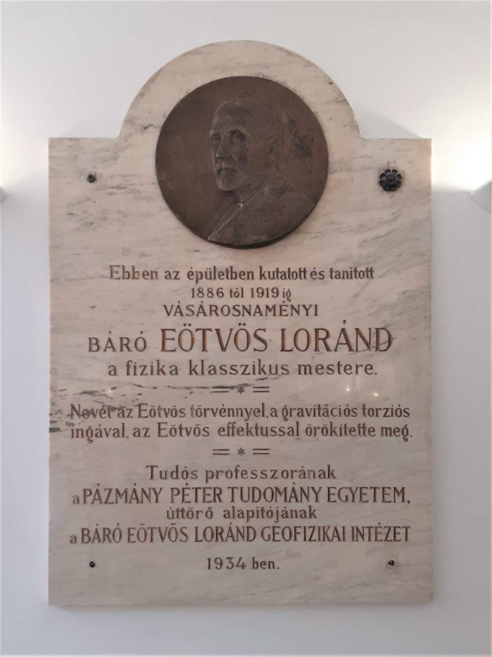 A „D” épület a Trefort-kertben. Az Eötvös Loránd-emléktábla avatása 1934-ben volt. A bronz plakett Kopits János alkotása. Fotó: Kis Domokos Dániel, 2023