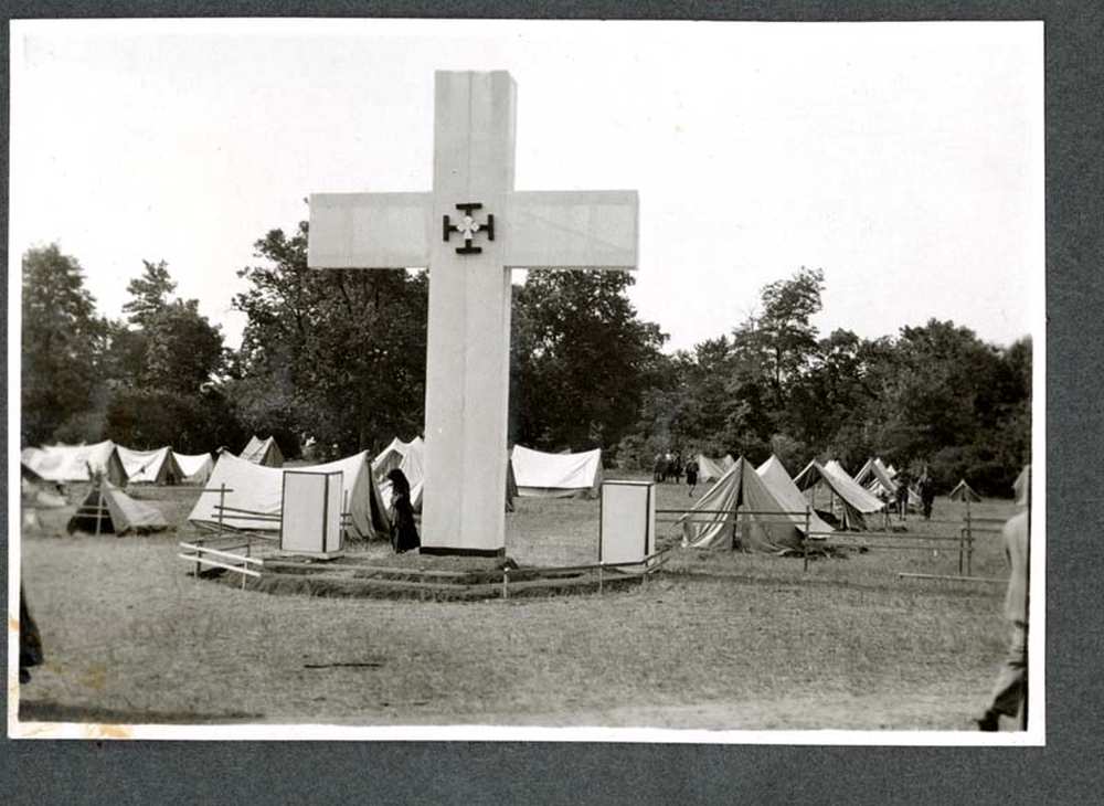 A francia táborban felállított kereszt. FTA 1705.