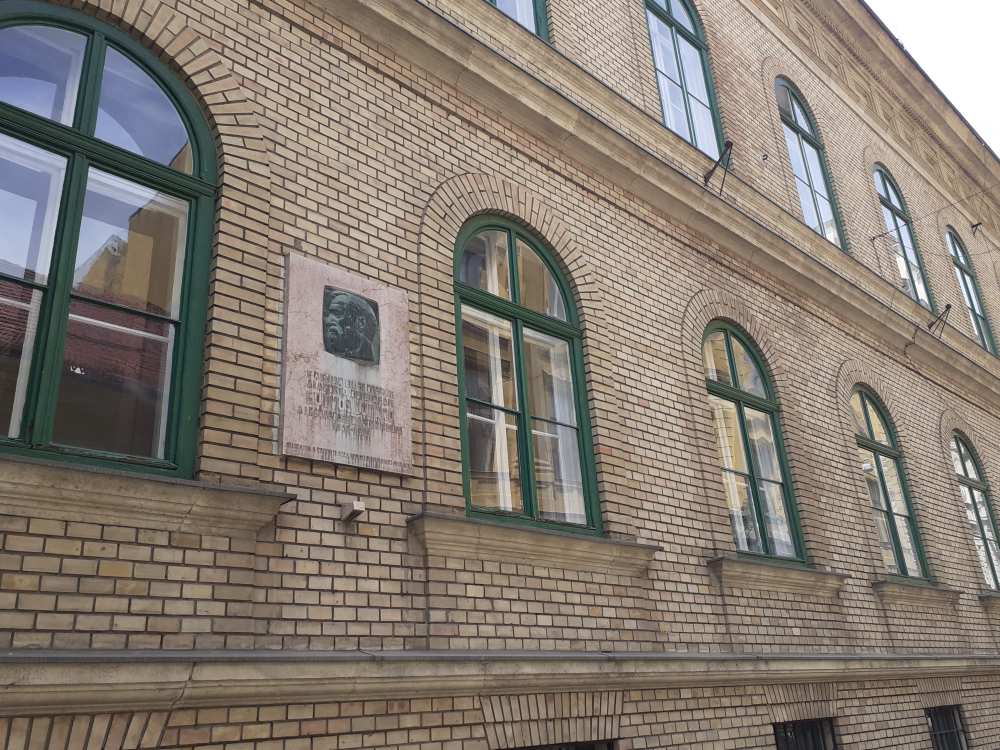 Az Esterházy – ma Puskin utca felőli front az emléktáblával. Fotó: Kis Domokos Dániel, 2023