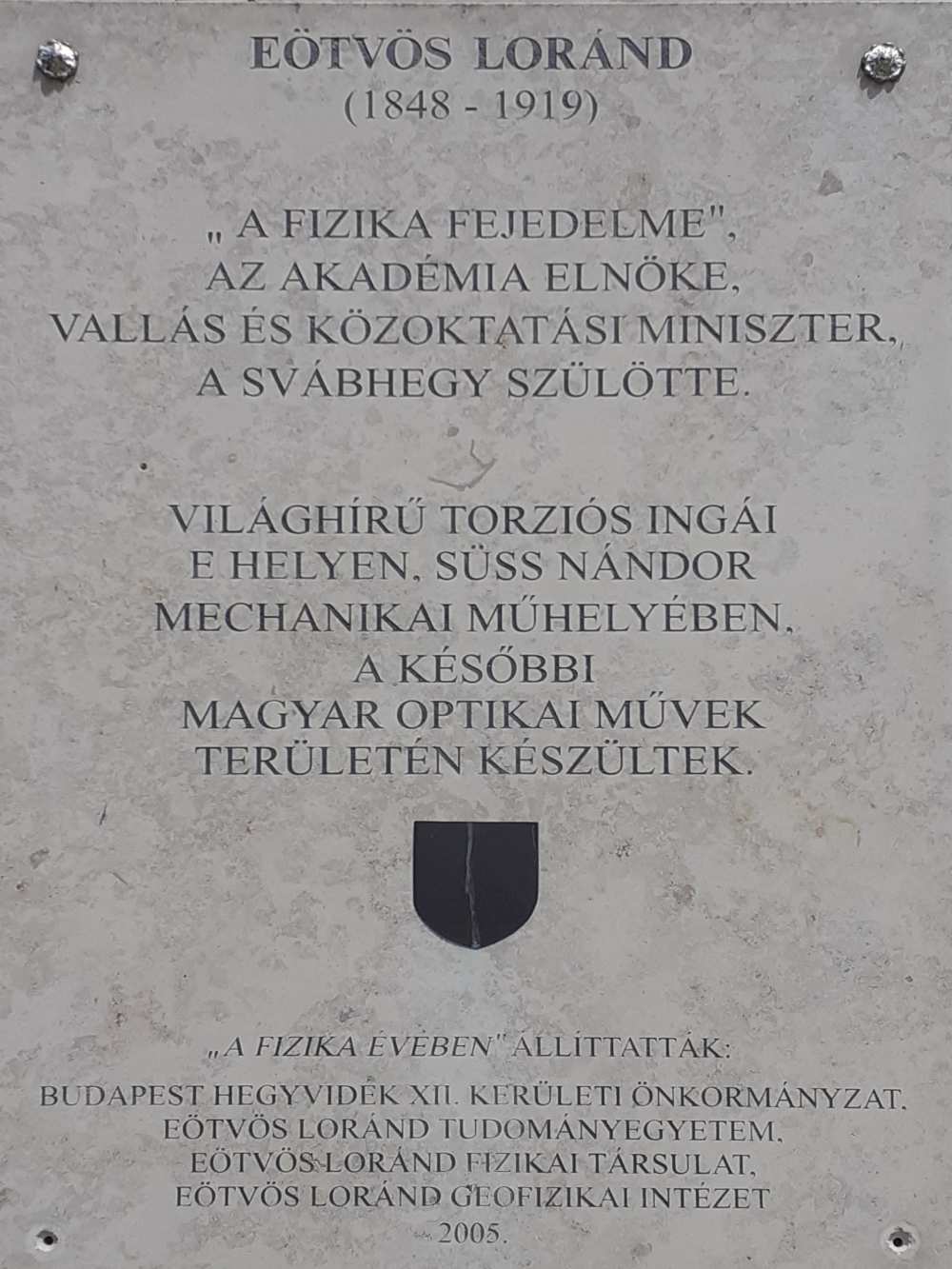 Eötvös Loránd emléktáblája a XII. kerületi Süss Nándor sétányon. Fotó: Kis Domokos Dániel, 2023