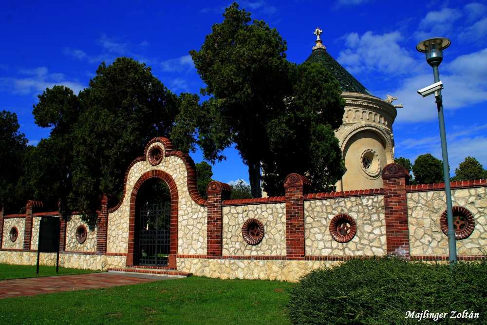 Zsolnay-mauzóleum. A kép forrása: Digitális Képarchívum https://keptar.oszk.hu/html/kepoldal/index.phtml?id=118892
