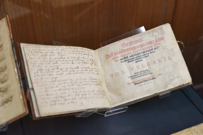 A Bártfai gyűjtemény egyik nyomtatott kötete (1551) a kiállításon. Jelzet: Bártfa Mus. pr. 12 ‒ Színháztörténeti és Zeneműtár